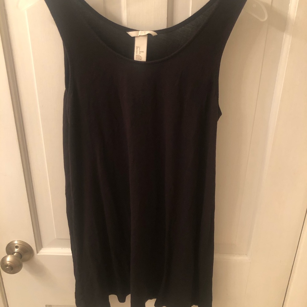 Long black sleeveless shirt